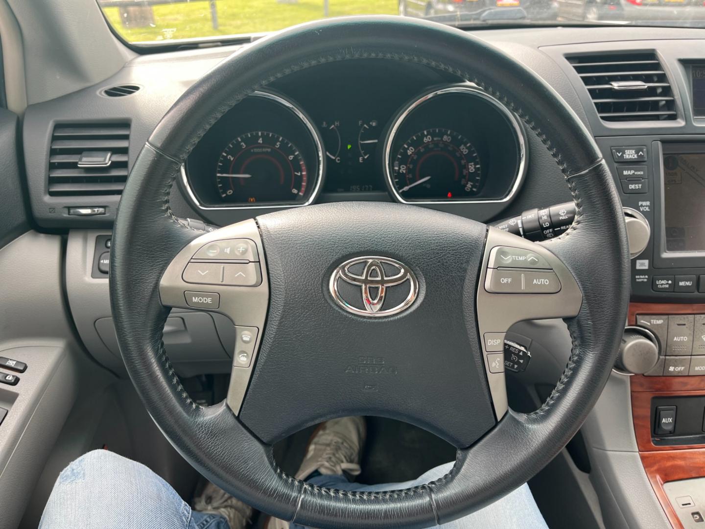 2008 SILVER /gray Toyota Highlander (JTEDS42A882) , Automatic transmission, located at 14700 Tomball Parkway 249, Houston, TX, 77086, (281) 444-2200, 29.928619, -95.504074 - Photo#18